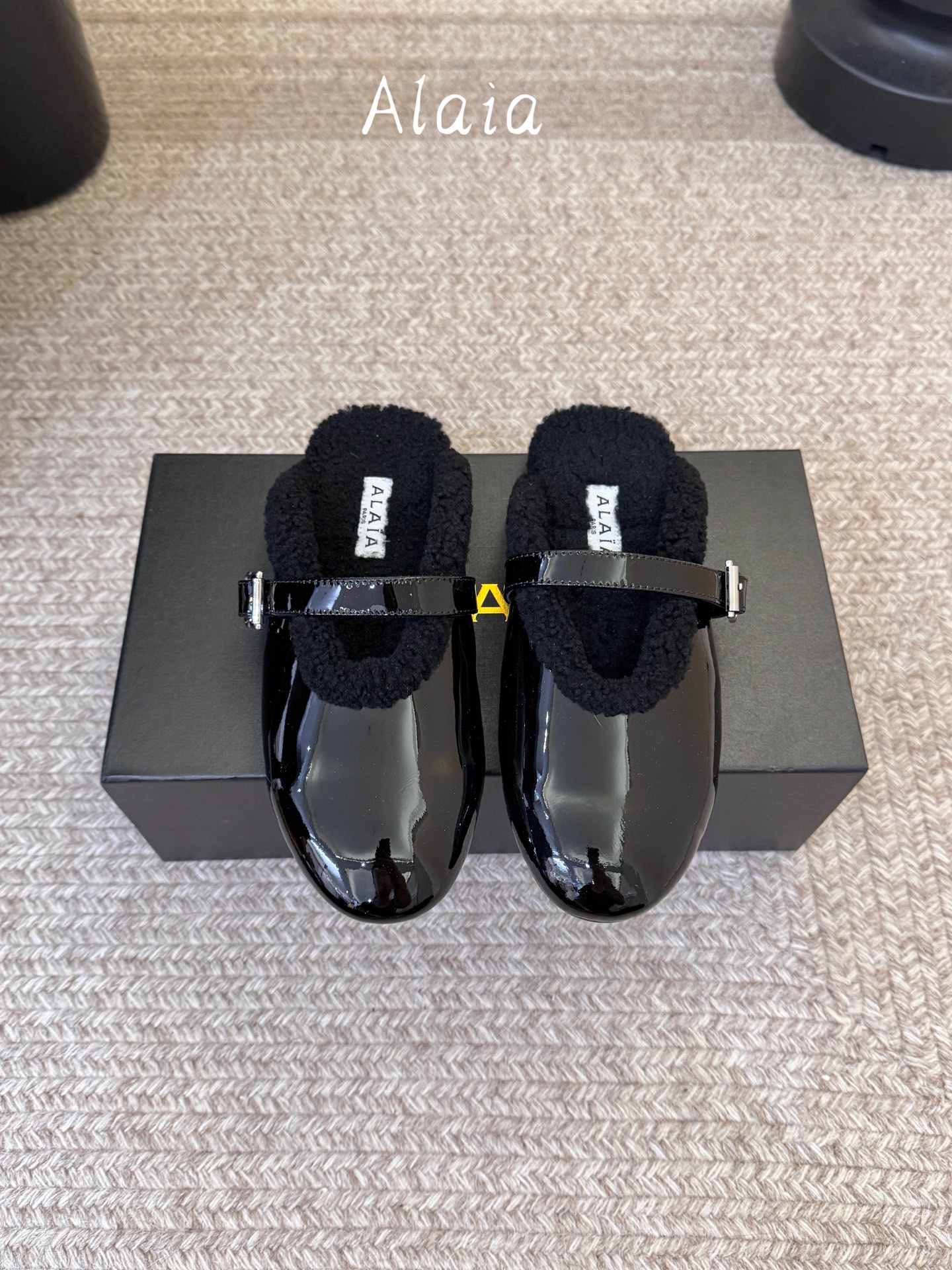ALAI*   𝟐𝟔𝐀𝐖新品 毛绒玛丽珍半拖|软糯毛绒解锁冬日温柔 复古玛丽珍轮廓糅合暖融融羊羔毛 每一处毛绒都传递软糯