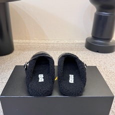 ALAI* 𝟐𝟔𝐀𝐖新品 毛绒玛丽珍半拖|软糯毛绒解锁冬日温柔 复古玛丽珍轮廓糅合暖融融羊羔毛 每一处毛绒都传递软糯 ALAI* 𝟐𝟔𝐀𝐖新品 毛绒玛丽珍半拖|软糯毛绒解锁冬日温柔 复古玛丽珍轮廓糅合暖融融羊羔毛 每一处毛绒都传递软糯