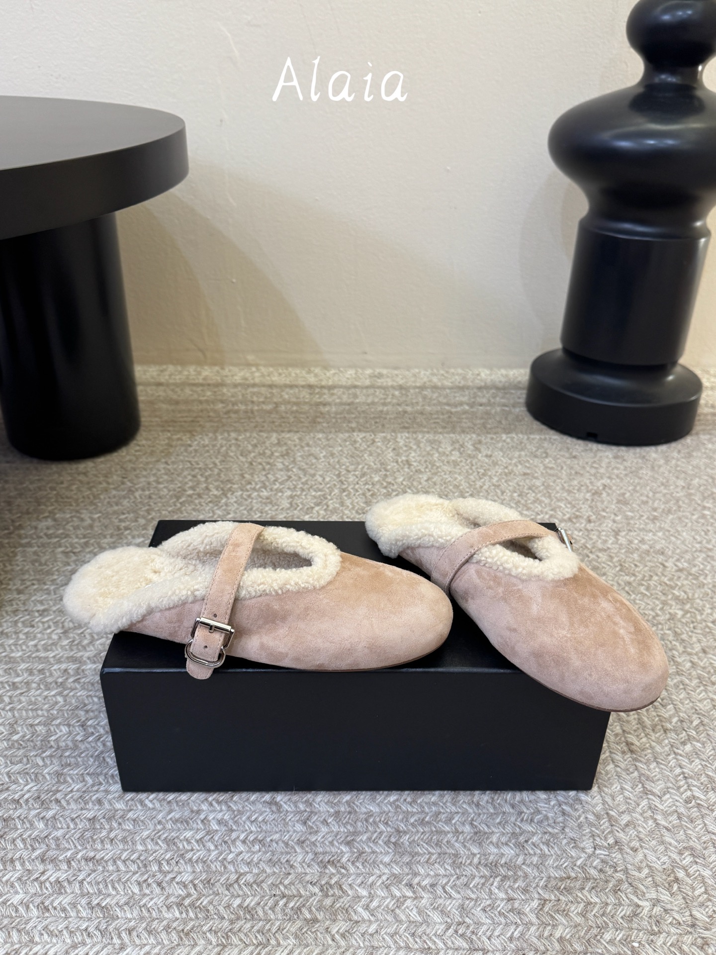 ALAI*   𝟐𝟔𝐀𝐖新品 毛绒玛丽珍半拖|软糯毛绒解锁冬日温柔 复古玛丽珍轮廓糅合暖融融羊羔毛 每一处毛绒都传递软糯