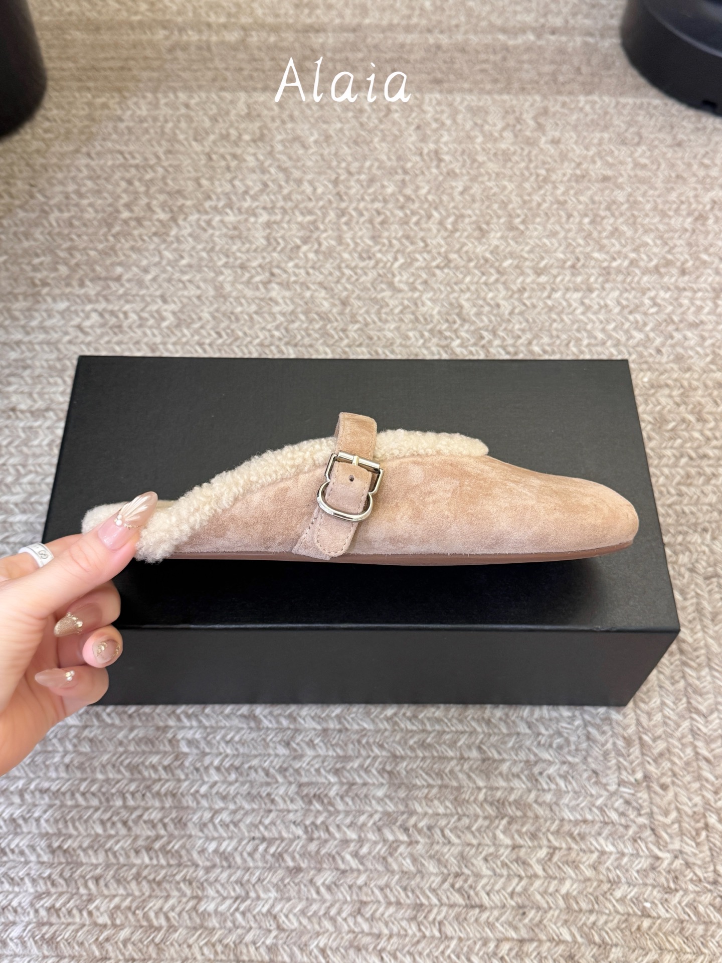 ALAI*   𝟐𝟔𝐀𝐖新品 毛绒玛丽珍半拖|软糯毛绒解锁冬日温柔 复古玛丽珍轮廓糅合暖融融羊羔毛 每一处毛绒都传递软糯