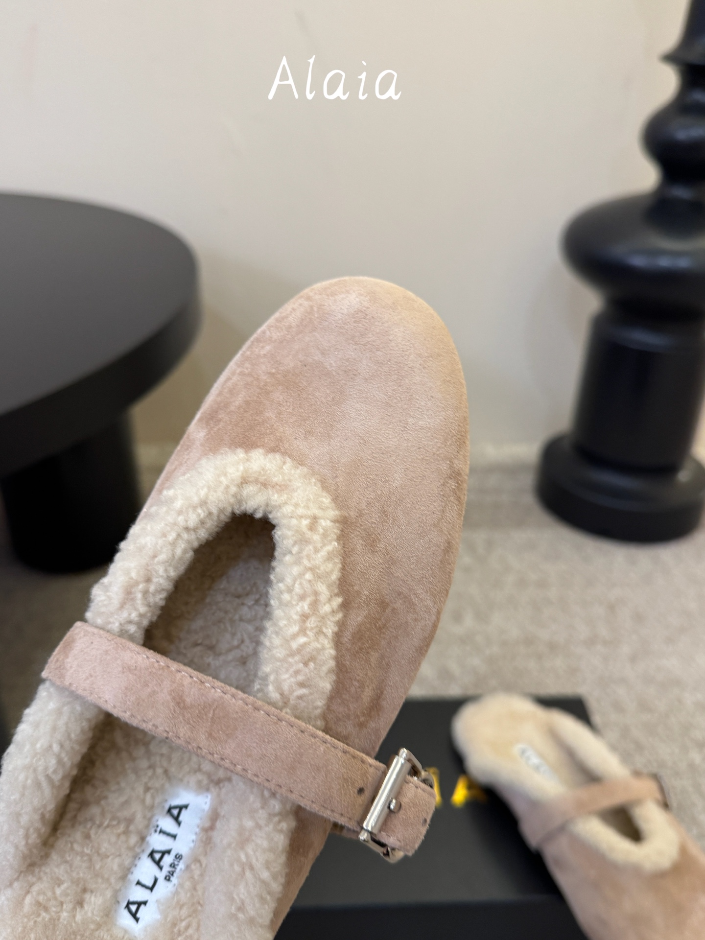 ALAI*   𝟐𝟔𝐀𝐖新品 毛绒玛丽珍半拖|软糯毛绒解锁冬日温柔 复古玛丽珍轮廓糅合暖融融羊羔毛 每一处毛绒都传递软糯