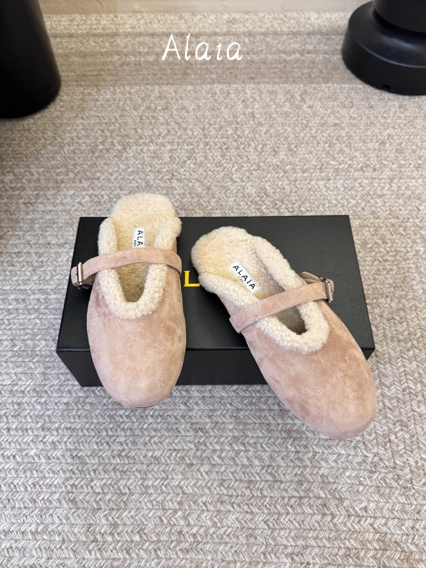 ALAI*   𝟐𝟔𝐀𝐖新品 毛绒玛丽珍半拖|软糯毛绒解锁冬日温柔 复古玛丽珍轮廓糅合暖融融羊羔毛 每一处毛绒都传递软糯