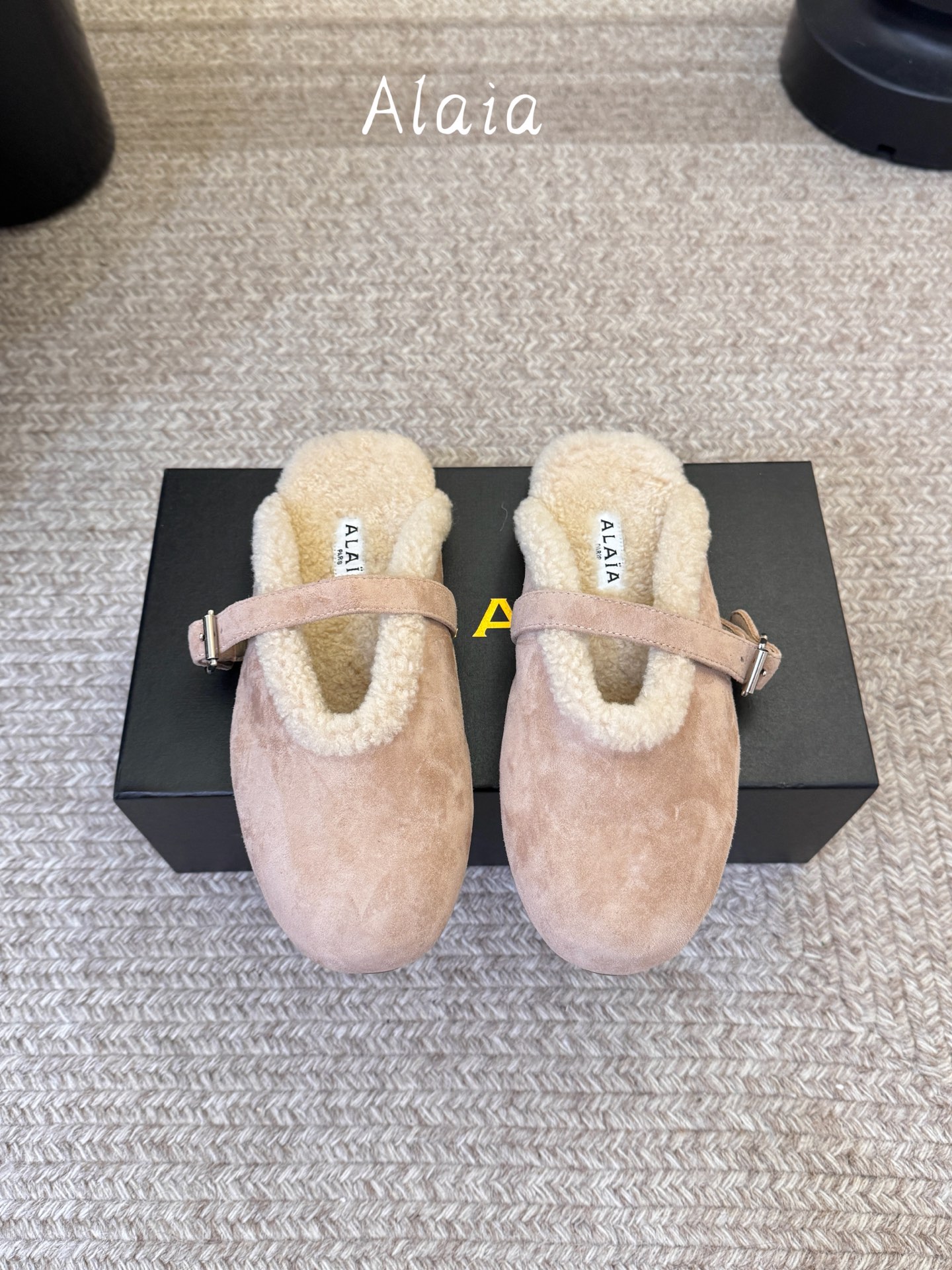 ALAI*   𝟐𝟔𝐀𝐖新品 毛绒玛丽珍半拖|软糯毛绒解锁冬日温柔 复古玛丽珍轮廓糅合暖融融羊羔毛 每一处毛绒都传递软糯