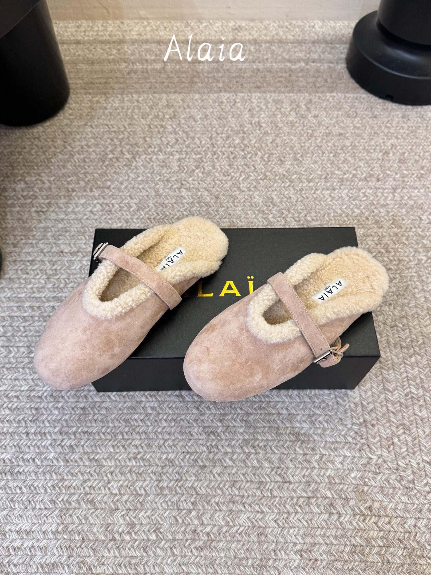 ALAI*   𝟐𝟔𝐀𝐖新品 毛绒玛丽珍半拖|软糯毛绒解锁冬日温柔 复古玛丽珍轮廓糅合暖融融羊羔毛 每一处毛绒都传递软糯