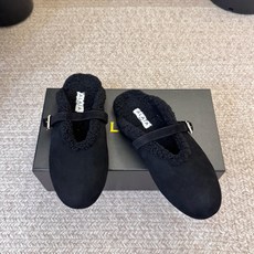 ALAI* 𝟐𝟔𝐀𝐖新品 毛绒玛丽珍半拖|软糯毛绒解锁冬日温柔 复古玛丽珍轮廓糅合暖融融羊羔毛 每一处毛绒都传递软糯 ALAI* 𝟐𝟔𝐀𝐖新品 毛绒玛丽珍半拖|软糯毛绒解锁冬日温柔 复古玛丽珍轮廓糅合暖融融羊羔毛 每一处毛绒都传递软糯