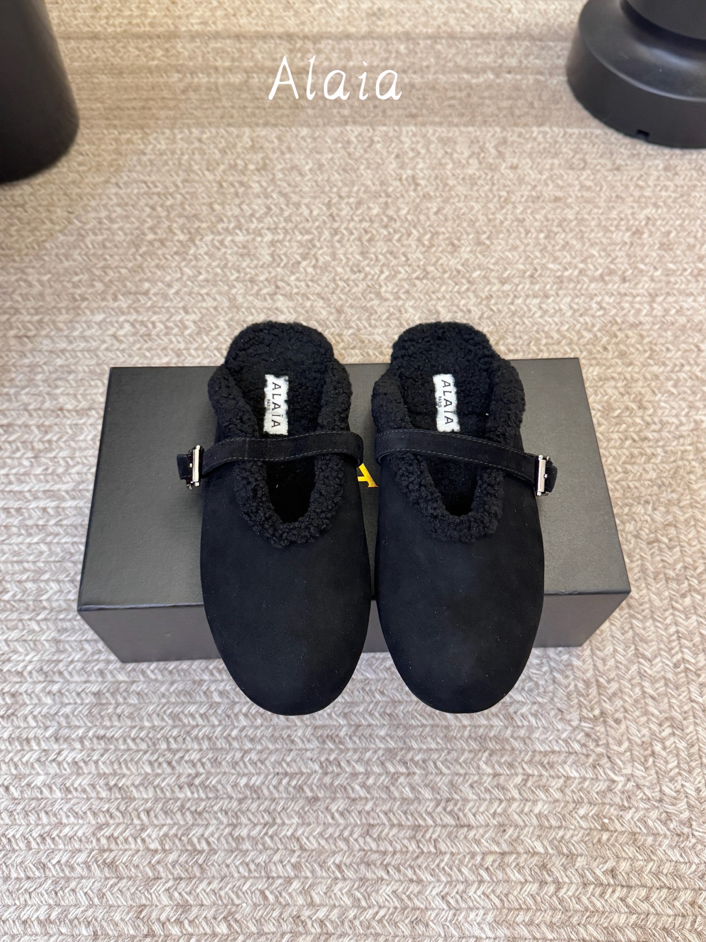 ALAI*   𝟐𝟔𝐀𝐖新品 毛绒玛丽珍半拖|软糯毛绒解锁冬日温柔 复古玛丽珍轮廓糅合暖融融羊羔毛 每一处毛绒都传递软糯
