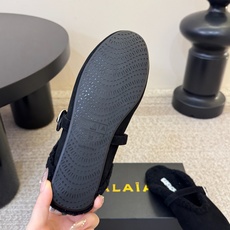 ALAI* 𝟐𝟔𝐀𝐖新品 毛绒玛丽珍半拖|软糯毛绒解锁冬日温柔 复古玛丽珍轮廓糅合暖融融羊羔毛 每一处毛绒都传递软糯 ALAI* 𝟐𝟔𝐀𝐖新品 毛绒玛丽珍半拖|软糯毛绒解锁冬日温柔 复古玛丽珍轮廓糅合暖融融羊羔毛 每一处毛绒都传递软糯