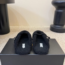 ALAI* 𝟐𝟔𝐀𝐖新品 毛绒玛丽珍半拖|软糯毛绒解锁冬日温柔 复古玛丽珍轮廓糅合暖融融羊羔毛 每一处毛绒都传递软糯 ALAI* 𝟐𝟔𝐀𝐖新品 毛绒玛丽珍半拖|软糯毛绒解锁冬日温柔 复古玛丽珍轮廓糅合暖融融羊羔毛 每一处毛绒都传递软糯