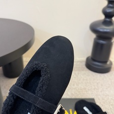 ALAI* 𝟐𝟔𝐀𝐖新品 毛绒玛丽珍半拖|软糯毛绒解锁冬日温柔 复古玛丽珍轮廓糅合暖融融羊羔毛 每一处毛绒都传递软糯 ALAI* 𝟐𝟔𝐀𝐖新品 毛绒玛丽珍半拖|软糯毛绒解锁冬日温柔 复古玛丽珍轮廓糅合暖融融羊羔毛 每一处毛绒都传递软糯