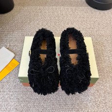 Marni玛尼秋冬最新款泰迪毛绒蝴蝶结玛丽珍芭蕾平底鞋 超多明星网红种草 把芭蕾少女风+Marni的复古解构融合 甜而不 Marni玛尼秋冬最新款泰迪毛绒蝴蝶结玛丽珍芭蕾平底鞋 超多明星网红种草 把芭蕾少女风+Marni的复古解构融合 甜而不