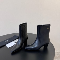 CELINE 秋冬专柜最新时装靴、走秀款时尚博主同款 早秋力推单品!复古欧美风格 炸街必备单品 ✔️松紧一脚蹬靴筒设计 CELINE 秋冬专柜最新时装靴、走秀款时尚博主同款 早秋力推单品!复古欧美风格 炸街必备单品 ✔️松紧一脚蹬靴筒设计