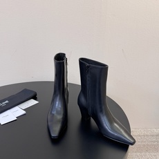 CELINE 秋冬专柜最新时装靴、走秀款时尚博主同款 早秋力推单品!复古欧美风格 炸街必备单品 ✔️松紧一脚蹬靴筒设计 CELINE 秋冬专柜最新时装靴、走秀款时尚博主同款 早秋力推单品!复古欧美风格 炸街必备单品 ✔️松紧一脚蹬靴筒设计