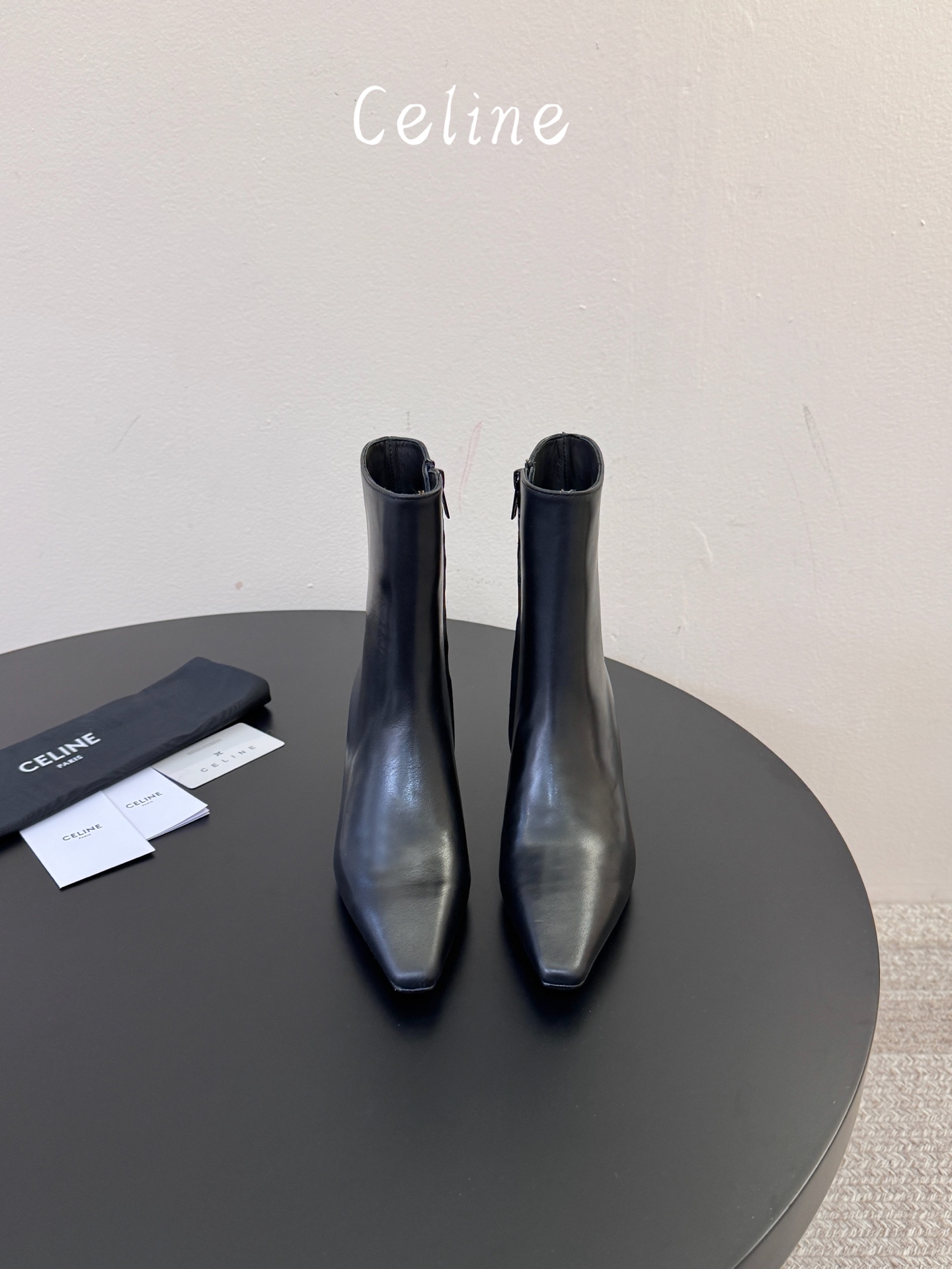 CELINE 秋冬专柜最新时装靴、走秀款时尚博主同款 早秋力推单品！复古欧美风格 炸街必备单品 ✔️松紧一脚蹬靴筒设计 