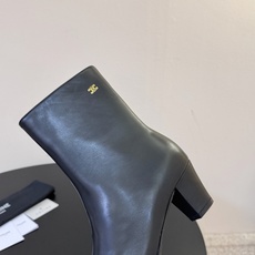 CELINE 秋冬专柜最新时装靴、走秀款时尚博主同款 早秋力推单品!复古欧美风格 炸街必备单品 ✔️松紧一脚蹬靴筒设计 CELINE 秋冬专柜最新时装靴、走秀款时尚博主同款 早秋力推单品!复古欧美风格 炸街必备单品 ✔️松紧一脚蹬靴筒设计