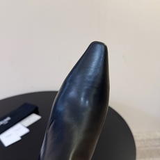 CELINE 秋冬专柜最新时装靴、走秀款时尚博主同款 早秋力推单品!复古欧美风格 炸街必备单品 ✔️松紧一脚蹬靴筒设计 CELINE 秋冬专柜最新时装靴、走秀款时尚博主同款 早秋力推单品!复古欧美风格 炸街必备单品 ✔️松紧一脚蹬靴筒设计