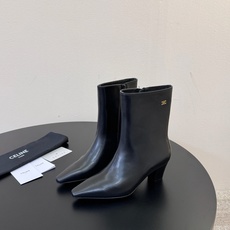CELINE 秋冬专柜最新时装靴、走秀款时尚博主同款 早秋力推单品!复古欧美风格 炸街必备单品 ✔️松紧一脚蹬靴筒设计 CELINE 秋冬专柜最新时装靴、走秀款时尚博主同款 早秋力推单品!复古欧美风格 炸街必备单品 ✔️松紧一脚蹬靴筒设计