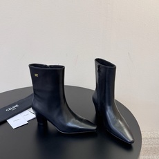 CELINE 秋冬专柜最新时装靴、走秀款时尚博主同款 早秋力推单品!复古欧美风格 炸街必备单品 ✔️松紧一脚蹬靴筒设计 CELINE 秋冬专柜最新时装靴、走秀款时尚博主同款 早秋力推单品!复古欧美风格 炸街必备单品 ✔️松紧一脚蹬靴筒设计