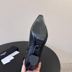 CELINE 秋冬专柜最新时装靴、走秀款时尚博主同款 早秋力推单品!复古欧美风格 炸街必备单品 ✔️松紧一脚蹬靴筒设计 CELINE 秋冬专柜最新时装靴、走秀款时尚博主同款 早秋力推单品!复古欧美风格 炸街必备单品 ✔️松紧一脚蹬靴筒设计