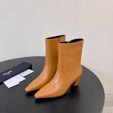 CELINE 秋冬专柜最新时装靴、走秀款时尚博主同款 早秋力推单品!复古欧美风格 炸街必备单品 ✔️松紧一脚蹬靴筒设计 CELINE 秋冬专柜最新时装靴、走秀款时尚博主同款 早秋力推单品!复古欧美风格 炸街必备单品 ✔️松紧一脚蹬靴筒设计