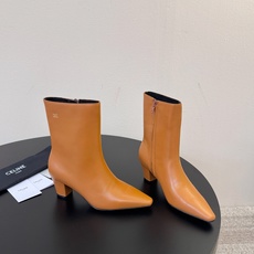 CELINE 秋冬专柜最新时装靴、走秀款时尚博主同款 早秋力推单品!复古欧美风格 炸街必备单品 ✔️松紧一脚蹬靴筒设计 CELINE 秋冬专柜最新时装靴、走秀款时尚博主同款 早秋力推单品!复古欧美风格 炸街必备单品 ✔️松紧一脚蹬靴筒设计