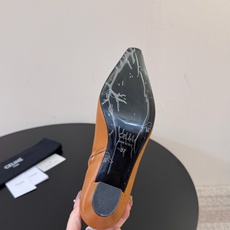 CELINE 秋冬专柜最新时装靴、走秀款时尚博主同款 早秋力推单品!复古欧美风格 炸街必备单品 ✔️松紧一脚蹬靴筒设计 CELINE 秋冬专柜最新时装靴、走秀款时尚博主同款 早秋力推单品!复古欧美风格 炸街必备单品 ✔️松紧一脚蹬靴筒设计