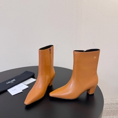 CELINE 秋冬专柜最新时装靴、走秀款时尚博主同款 早秋力推单品!复古欧美风格 炸街必备单品 ✔️松紧一脚蹬靴筒设计 CELINE 秋冬专柜最新时装靴、走秀款时尚博主同款 早秋力推单品!复古欧美风格 炸街必备单品 ✔️松紧一脚蹬靴筒设计