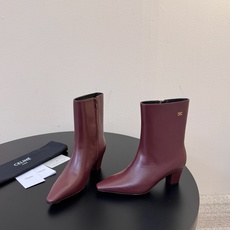 CELINE 秋冬专柜最新时装靴、走秀款时尚博主同款 早秋力推单品!复古欧美风格 炸街必备单品 ✔️松紧一脚蹬靴筒设计 CELINE 秋冬专柜最新时装靴、走秀款时尚博主同款 早秋力推单品!复古欧美风格 炸街必备单品 ✔️松紧一脚蹬靴筒设计