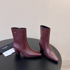 CELINE 秋冬专柜最新时装靴、走秀款时尚博主同款 早秋力推单品!复古欧美风格 炸街必备单品 ✔️松紧一脚蹬靴筒设计 CELINE 秋冬专柜最新时装靴、走秀款时尚博主同款 早秋力推单品!复古欧美风格 炸街必备单品 ✔️松紧一脚蹬靴筒设计