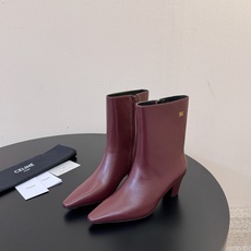 CELINE 秋冬专柜最新时装靴、走秀款时尚博主同款 早秋力推单品!复古欧美风格 炸街必备单品 ✔️松紧一脚蹬靴筒设计 CELINE 秋冬专柜最新时装靴、走秀款时尚博主同款 早秋力推单品!复古欧美风格 炸街必备单品 ✔️松紧一脚蹬靴筒设计