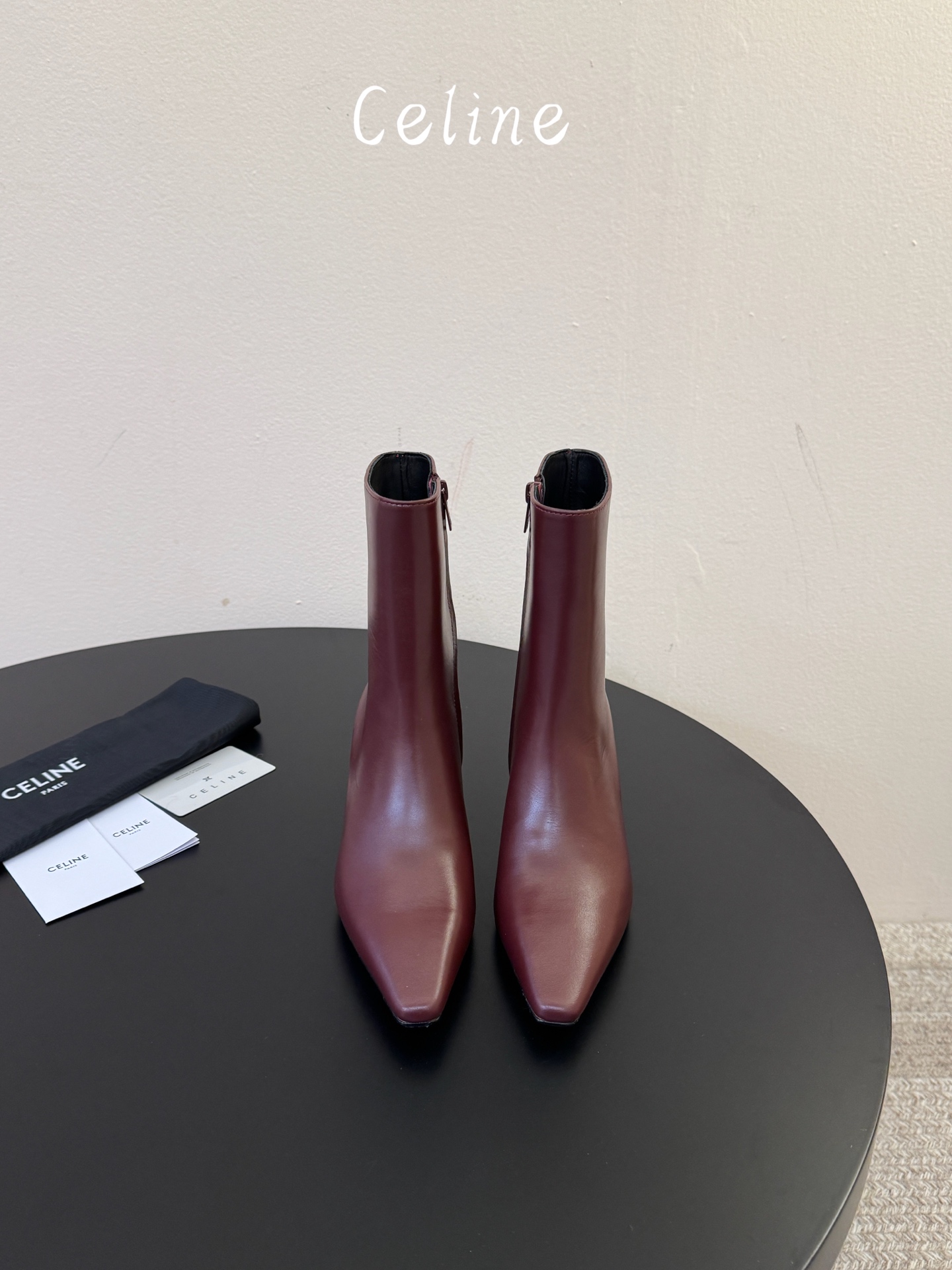 CELINE 秋冬专柜最新时装靴、走秀款时尚博主同款 早秋力推单品！复古欧美风格 炸街必备单品 ✔️松紧一脚蹬靴筒设计 