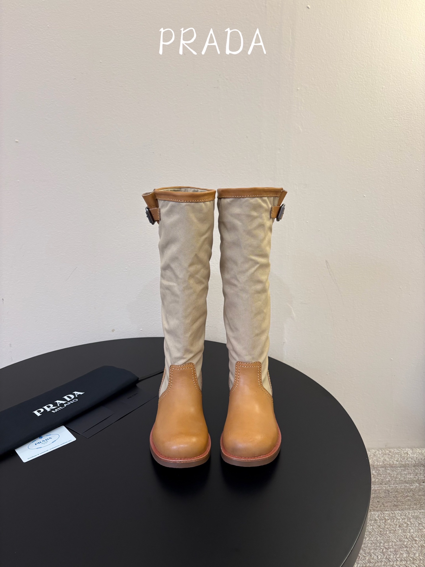 Prad* 26ss 春夏新款拼接款复古短靴 鞋身采用质感面料拼接设计，利落的缝线勾勒出流畅线条，搭配靴口的金属扣带细节