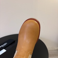 Prad* 26ss 春夏新款拼接款复古短靴 鞋身采用质感面料拼接设计,利落的缝线勾勒出流畅线条,搭配靴口的金属扣带细节 Prad* 26ss 春夏新款拼接款复古短靴 鞋身采用质感面料拼接设计,利落的缝线勾勒出流畅线条,搭配靴口的金属扣带细节