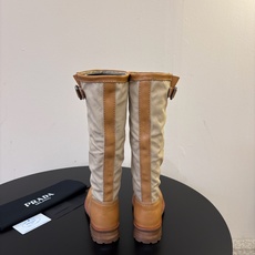 Prad* 26ss 春夏新款拼接款复古短靴 鞋身采用质感面料拼接设计,利落的缝线勾勒出流畅线条,搭配靴口的金属扣带细节 Prad* 26ss 春夏新款拼接款复古短靴 鞋身采用质感面料拼接设计,利落的缝线勾勒出流畅线条,搭配靴口的金属扣带细节