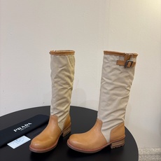 Prad* 26ss 春夏新款拼接款复古短靴 鞋身采用质感面料拼接设计,利落的缝线勾勒出流畅线条,搭配靴口的金属扣带细节 Prad* 26ss 春夏新款拼接款复古短靴 鞋身采用质感面料拼接设计,利落的缝线勾勒出流畅线条,搭配靴口的金属扣带细节
