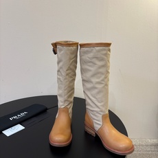 Prad* 26ss 春夏新款拼接款复古短靴 鞋身采用质感面料拼接设计,利落的缝线勾勒出流畅线条,搭配靴口的金属扣带细节 Prad* 26ss 春夏新款拼接款复古短靴 鞋身采用质感面料拼接设计,利落的缝线勾勒出流畅线条,搭配靴口的金属扣带细节
