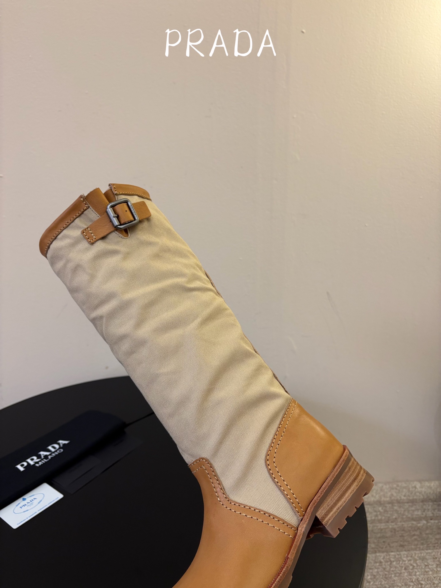 Prad* 26ss 春夏新款拼接款复古短靴 鞋身采用质感面料拼接设计,利落的缝线勾勒出流畅线条,搭配靴口的金属扣带细节 Prad* 26ss 春夏新款拼接款复古短靴 鞋身采用质感面料拼接设计,利落的缝线勾勒出流畅线条,搭配靴口的金属扣带细节
