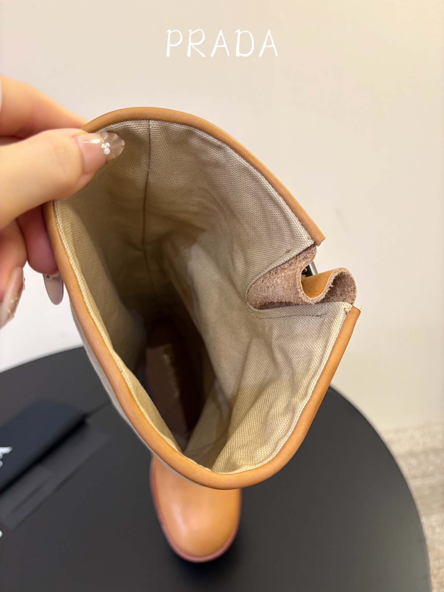 Prad* 26ss 春夏新款拼接款复古短靴 鞋身采用质感面料拼接设计,利落的缝线勾勒出流畅线条,搭配靴口的金属扣带细节 Prad* 26ss 春夏新款拼接款复古短靴 鞋身采用质感面料拼接设计,利落的缝线勾勒出流畅线条,搭配靴口的金属扣带细节