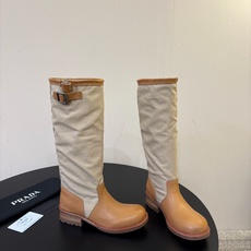 Prad* 26ss 春夏新款拼接款复古短靴 鞋身采用质感面料拼接设计,利落的缝线勾勒出流畅线条,搭配靴口的金属扣带细节 Prad* 26ss 春夏新款拼接款复古短靴 鞋身采用质感面料拼接设计,利落的缝线勾勒出流畅线条,搭配靴口的金属扣带细节