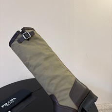 Prad* 26ss 春夏新款拼接款复古短靴 鞋身采用质感面料拼接设计,利落的缝线勾勒出流畅线条,搭配靴口的金属扣带细节 Prad* 26ss 春夏新款拼接款复古短靴 鞋身采用质感面料拼接设计,利落的缝线勾勒出流畅线条,搭配靴口的金属扣带细节