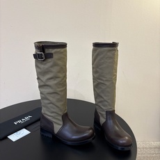Prad* 26ss 春夏新款拼接款复古短靴 鞋身采用质感面料拼接设计,利落的缝线勾勒出流畅线条,搭配靴口的金属扣带细节 Prad* 26ss 春夏新款拼接款复古短靴 鞋身采用质感面料拼接设计,利落的缝线勾勒出流畅线条,搭配靴口的金属扣带细节