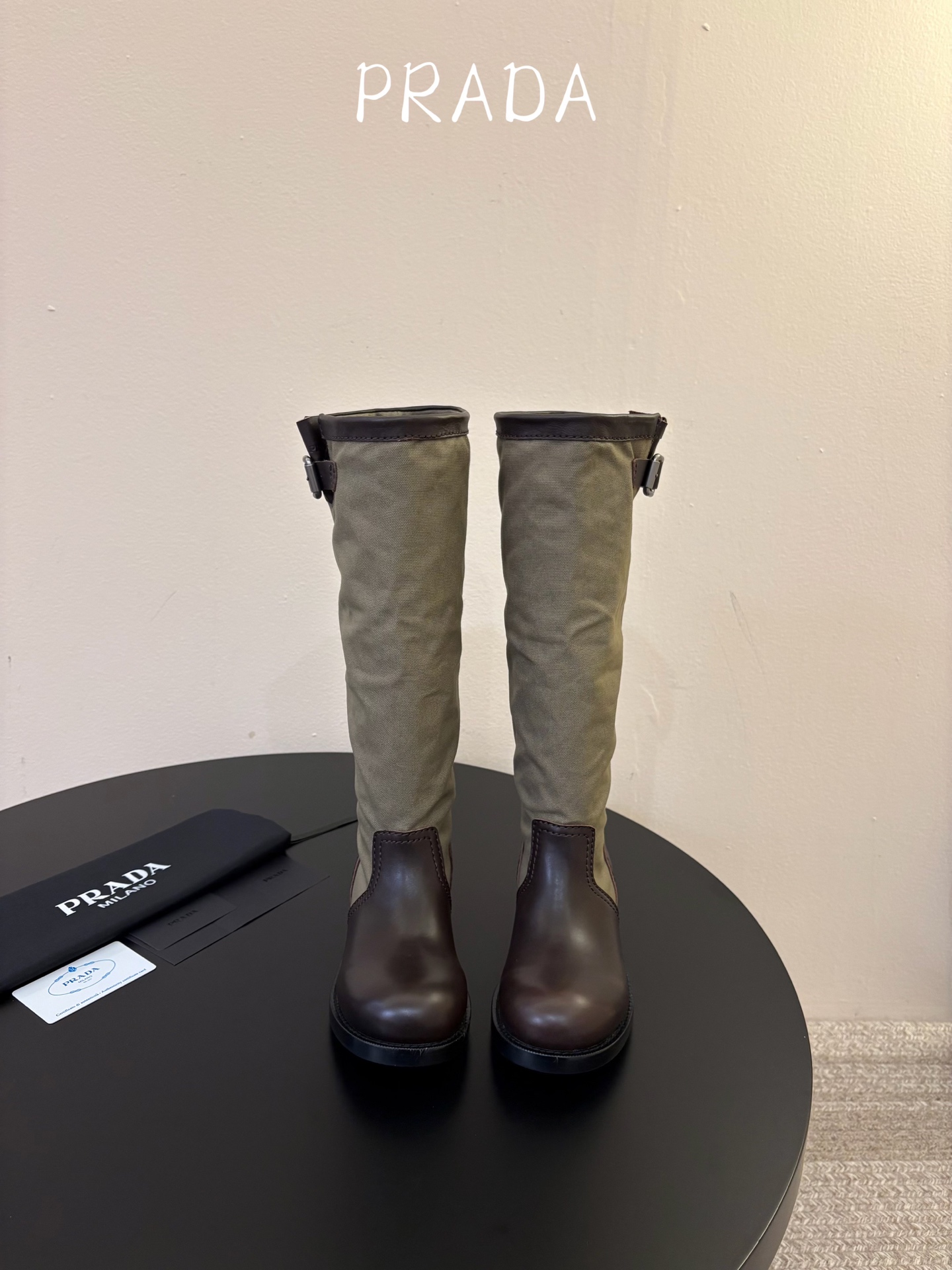 Prad* 26ss 春夏新款拼接款复古短靴 鞋身采用质感面料拼接设计，利落的缝线勾勒出流畅线条，搭配靴口的金属扣带细节
