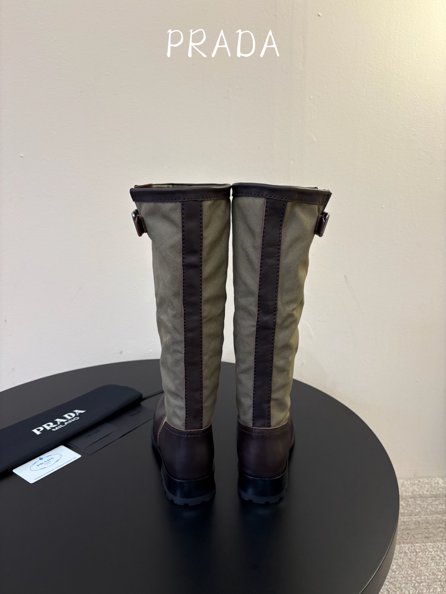 Prad* 26ss 春夏新款拼接款复古短靴 鞋身采用质感面料拼接设计,利落的缝线勾勒出流畅线条,搭配靴口的金属扣带细节 Prad* 26ss 春夏新款拼接款复古短靴 鞋身采用质感面料拼接设计,利落的缝线勾勒出流畅线条,搭配靴口的金属扣带细节