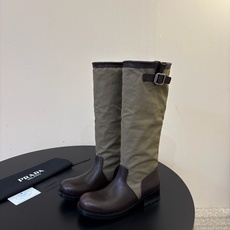 Prad* 26ss 春夏新款拼接款复古短靴 鞋身采用质感面料拼接设计,利落的缝线勾勒出流畅线条,搭配靴口的金属扣带细节 Prad* 26ss 春夏新款拼接款复古短靴 鞋身采用质感面料拼接设计,利落的缝线勾勒出流畅线条,搭配靴口的金属扣带细节