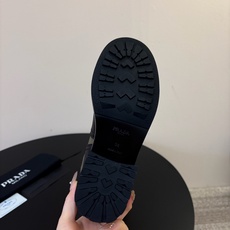 Prad* 26ss 春夏新款拼接款复古短靴 鞋身采用质感面料拼接设计,利落的缝线勾勒出流畅线条,搭配靴口的金属扣带细节 Prad* 26ss 春夏新款拼接款复古短靴 鞋身采用质感面料拼接设计,利落的缝线勾勒出流畅线条,搭配靴口的金属扣带细节
