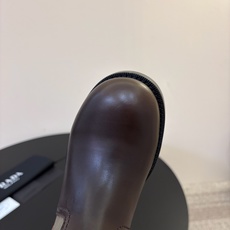 Prad* 26ss 春夏新款拼接款复古短靴 鞋身采用质感面料拼接设计,利落的缝线勾勒出流畅线条,搭配靴口的金属扣带细节 Prad* 26ss 春夏新款拼接款复古短靴 鞋身采用质感面料拼接设计,利落的缝线勾勒出流畅线条,搭配靴口的金属扣带细节