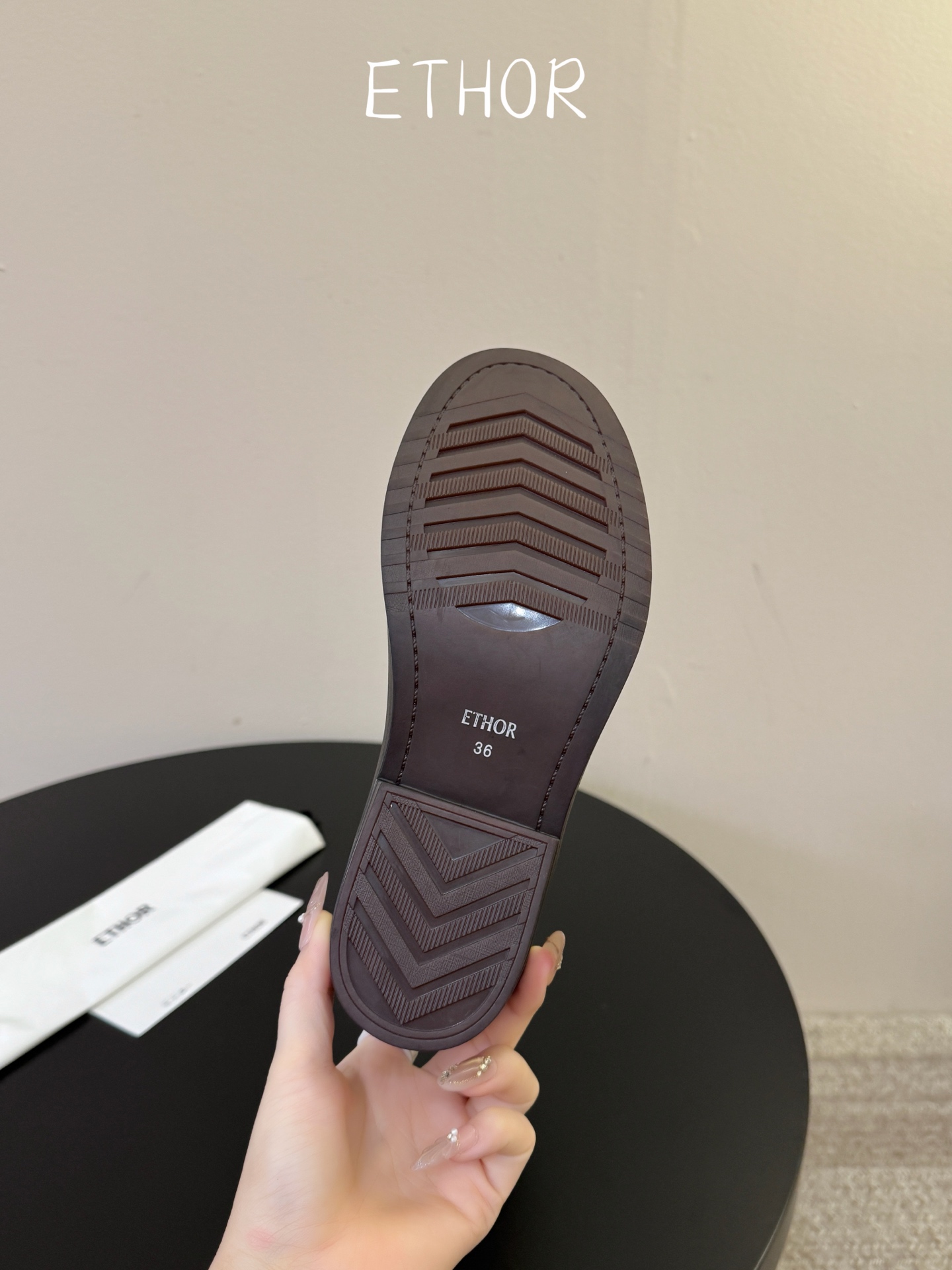 ETHOR机车靴 万众瞩目的液靴 从机车靴汲取灵感,以独特绑带设计为核心亮点,不仅增强了靴子的稳固性,还巧妙融入品牌标志 ETHOR机车靴 万众瞩目的液靴 从机车靴汲取灵感,以独特绑带设计为核心亮点,不仅增强了靴子的稳固性,还巧妙融入品牌标志