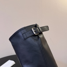 ETHOR机车靴 万众瞩目的液靴 从机车靴汲取灵感,以独特绑带设计为核心亮点,不仅增强了靴子的稳固性,还巧妙融入品牌标志 ETHOR机车靴 万众瞩目的液靴 从机车靴汲取灵感,以独特绑带设计为核心亮点,不仅增强了靴子的稳固性,还巧妙融入品牌标志