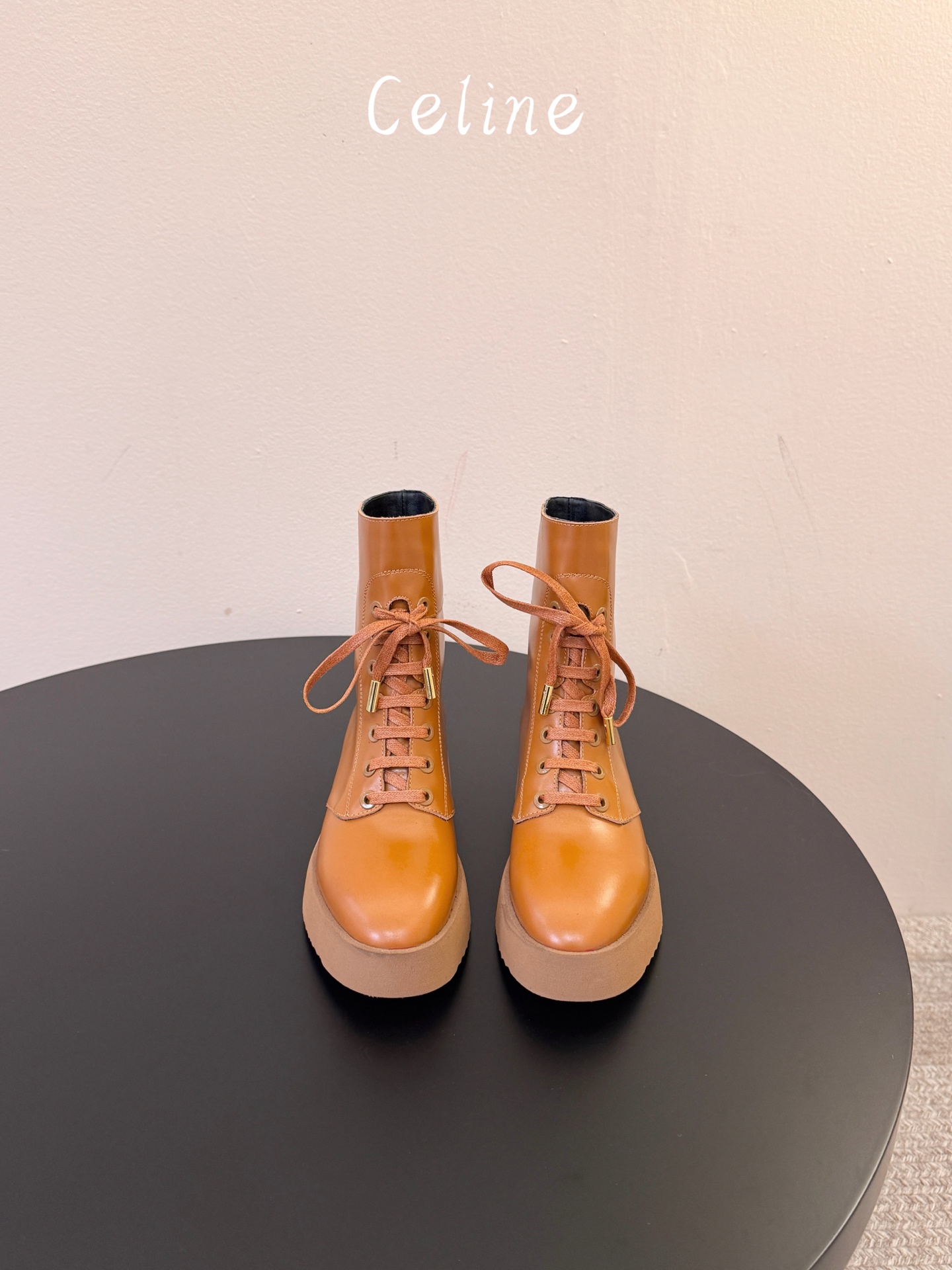 顶级品质CELINE 26最新款Austin厚底靴，秋冬鞋柜本命战靴 亮面细腻小牛皮，利落中筒靴型，复古系带设计 鞋侧金
