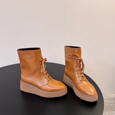顶级品质CELINE 26最新款Austin厚底靴,秋冬鞋柜本命战靴 亮面细腻小牛皮,利落中筒靴型,复古系带设计 鞋侧金 顶级品质CELINE 26最新款Austin厚底靴,秋冬鞋柜本命战靴 亮面细腻小牛皮,利落中筒靴型,复古系带设计 鞋侧金