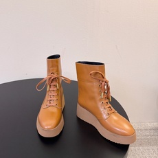 顶级品质CELINE 26最新款Austin厚底靴,秋冬鞋柜本命战靴 亮面细腻小牛皮,利落中筒靴型,复古系带设计 鞋侧金 顶级品质CELINE 26最新款Austin厚底靴,秋冬鞋柜本命战靴 亮面细腻小牛皮,利落中筒靴型,复古系带设计 鞋侧金